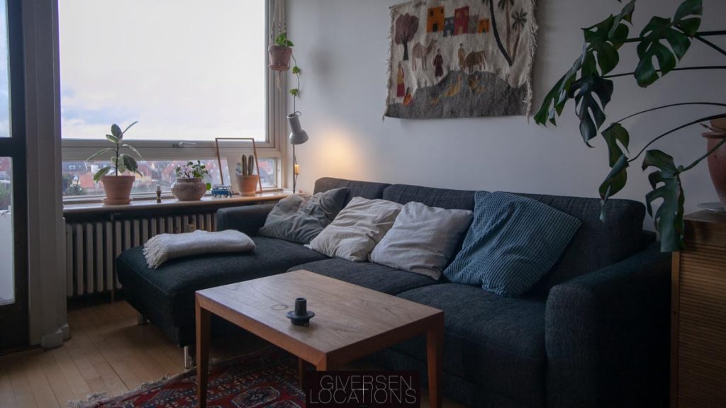 Blå sofa i lejlighed