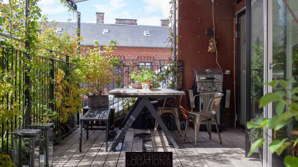 tagterrasse med mange planter