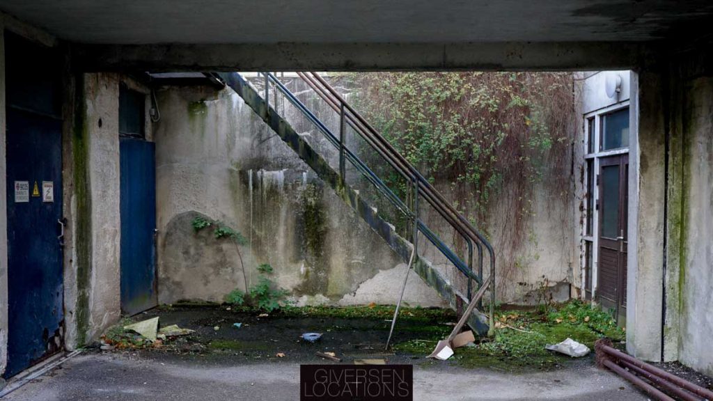 Trappe og tilgroet betonmur ligner en filmlocation