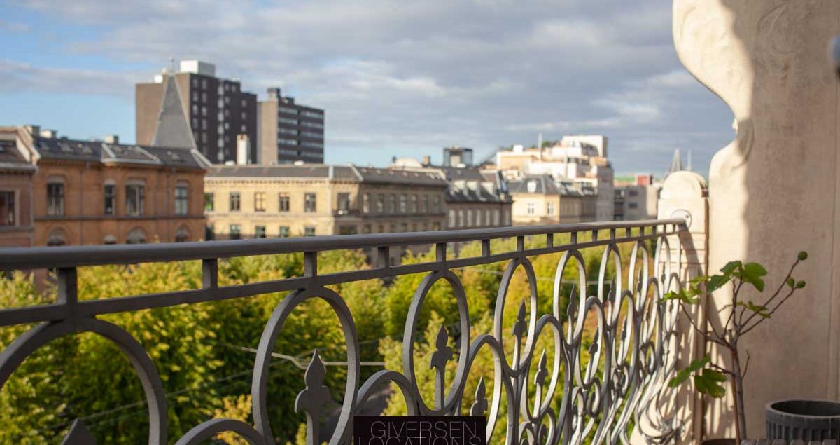 pariserstemning på altan med kig over Frederiksberg