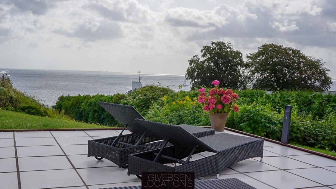 Villa på Strandvejen med terrasse ved Øresund