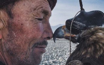Siyuan Niu, "The Man with the Eagle", vincitore degli iPhone Photography Awards