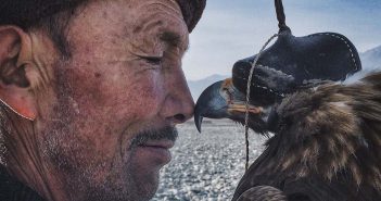 Siyuan Niu, "The Man with the Eagle", vincitore degli iPhone Photography Awards