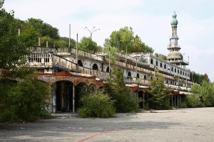 vista di consonno e del minareto