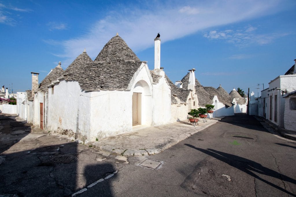 Vista di un gruppo di trulli con la loro tradizionale impostazione architettonica (Aja Piccola)