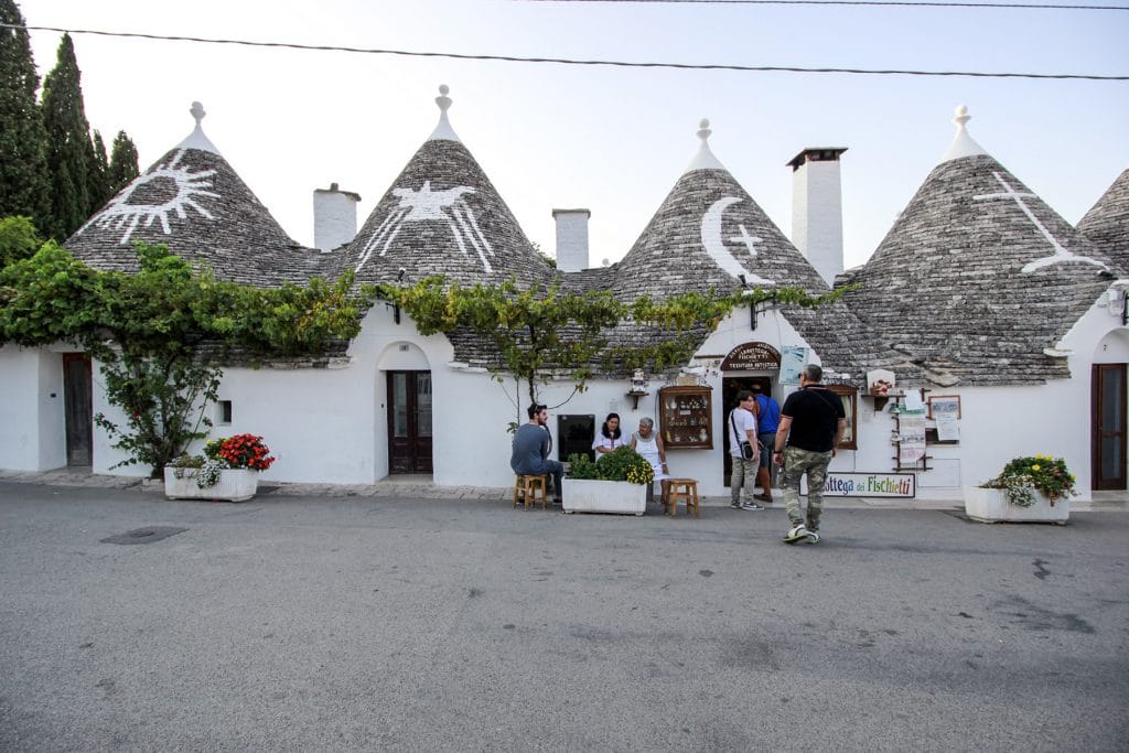 Tipica aggregazione di Trulli con i tradizionali disegni sulla copertura