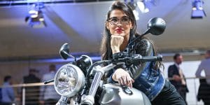 Ragazza in sella a una moto, EICMA 2015