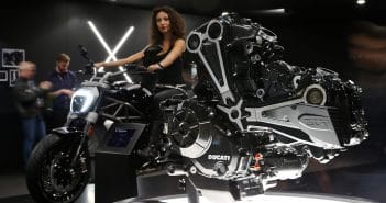 Motere ducati in primo piano e ragazza in sella a una moto in secondo piano, EICMA 2015