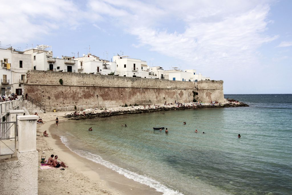 Scorcio della cinta muraria con Porta Vecchia sulla sinistra