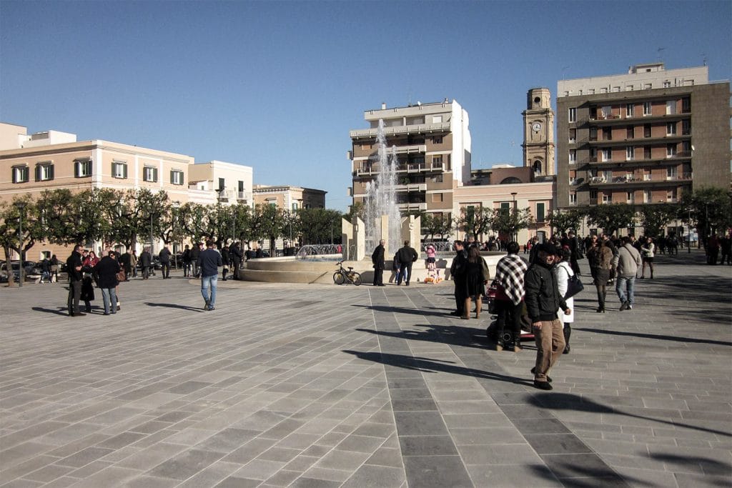 Piazza V. Emanuele II con il campanile della chiesa di S. Francesco D'Assisi sullo sfondo