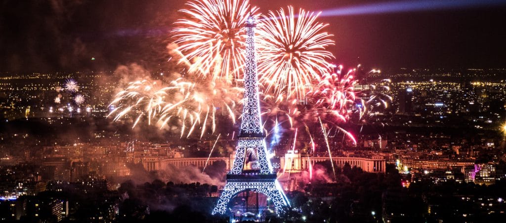 feu d'artifice du 14 juillet 2013 sur le sites de la Tour Eiffel et du Trocadéro à Paris vu de la Tour Montparnasse - Fireworks on Eiffel Tower