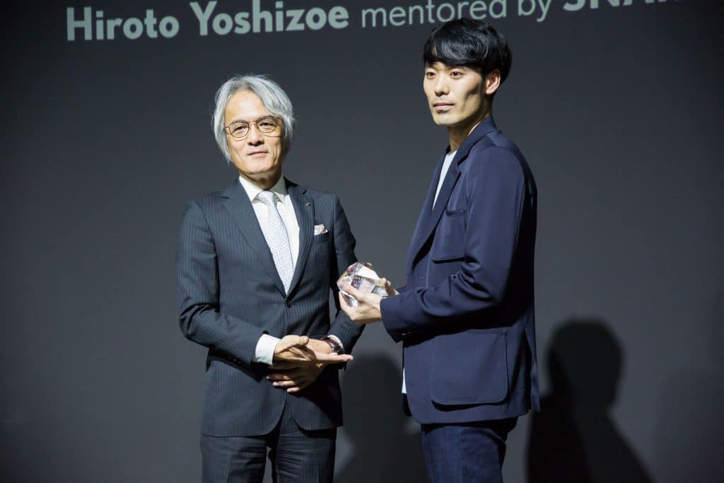 Il vincitore Hiroto Yoshizoe premiato dal Presidente di Lexus International Yoshihiro Sawa - Credits Glamour Affair