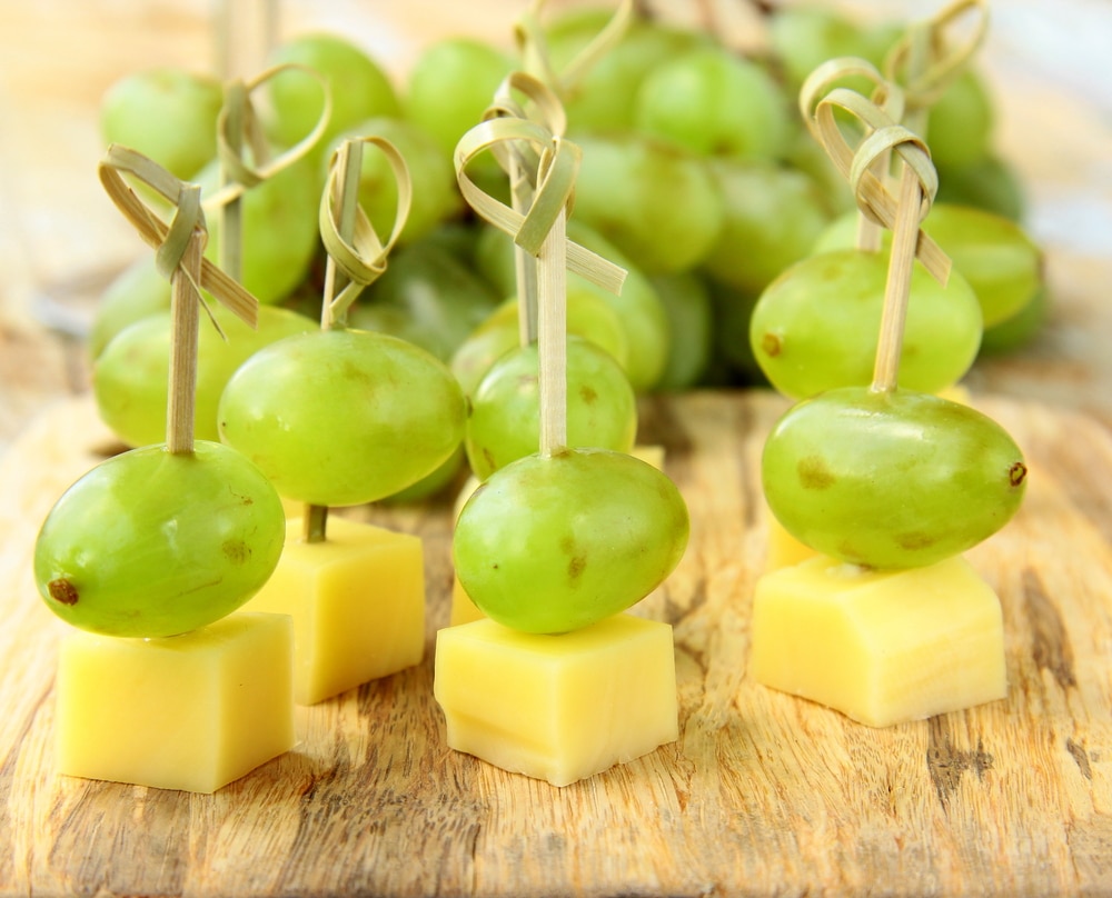 Spiedini di uva e formaggio