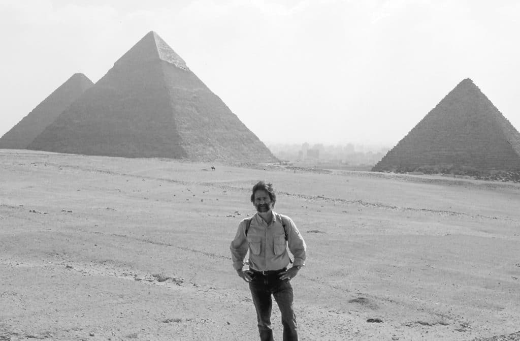 Bog Gil in egitto, davanti alle piramidi della Piana di Giza