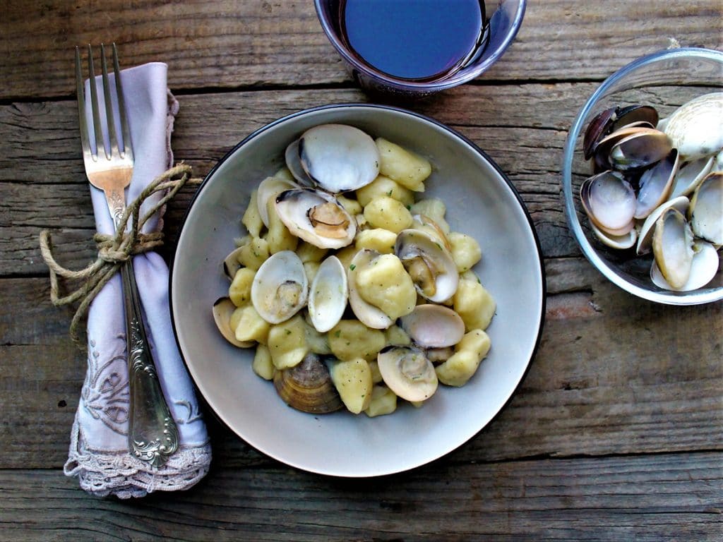 Gnocchi di patate ceci e vongole