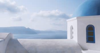 Santorini White Paradise. Yelyzaveta Semenova, Jacqueline Ingegnoso, Laura Cudone. Sezione Food & Travel GAreview luglio-agosto 2018, Magazine online di glamouraffair.com