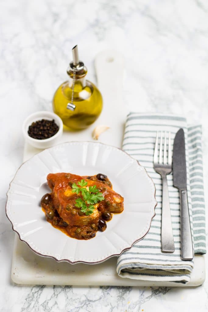 TONNO CON SUGO DI POMODORO, OLIVE E CAPPERI, ricetta di racchi e pentole, luisa ambrosini