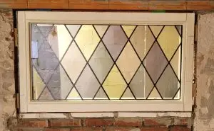 Glas in lood Gennep in kozijn in tussenmuur Decorama Glasatelier