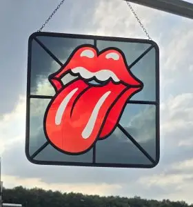 Raamhanger Rolling Stones logo in glas in lood Decorama Glasatelier Malden