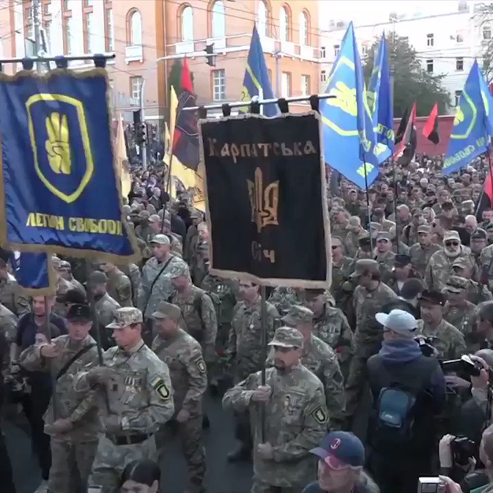 Hundratals miljoner från Sverige till Ukraina där man marscherar för att hedra nazister