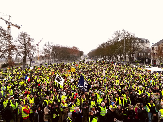 Gula västarna ökar från 38 000 för 2 veckor sedan till 84 000 i lördags. Macron tar initiativ. Vad sker nu?