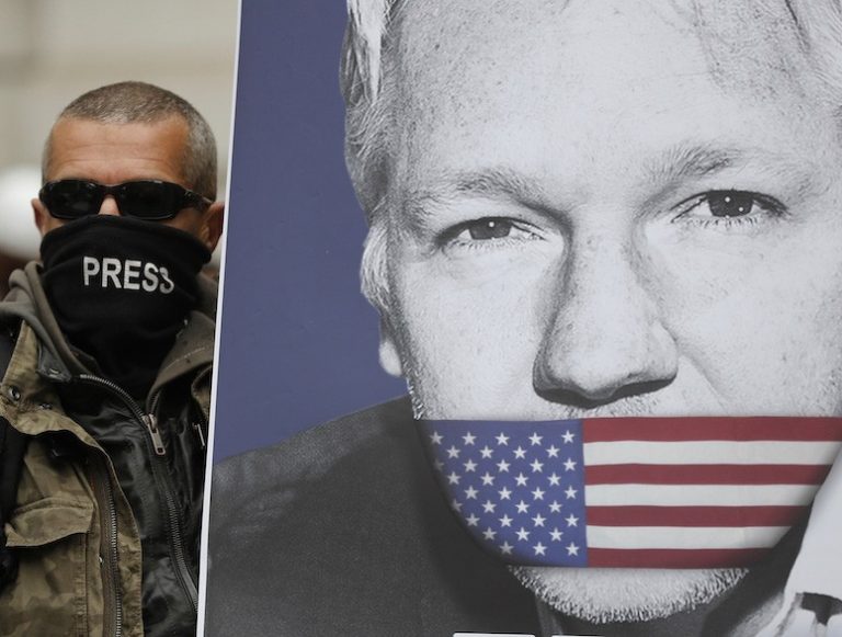 Frige visselblåsarna Julian Assange & Chelsea Manning. Manifestation i Stockholm lördagen 13 juli.