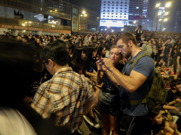 Samma slags demonstranter i Hongkong och bland Gula Västarna i Frankrike?