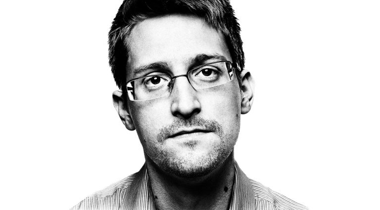 Se dramadokumentären om Edward Snowden, som avslöjade USA:s spioneri mot Sverige för flera år. Läs hans bok!