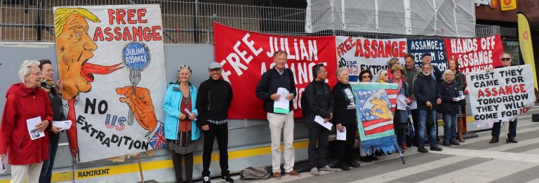 Från manifestationen till stöd för Assange, Manning och yttrandefriheten i Stockholm 2 november 2019.