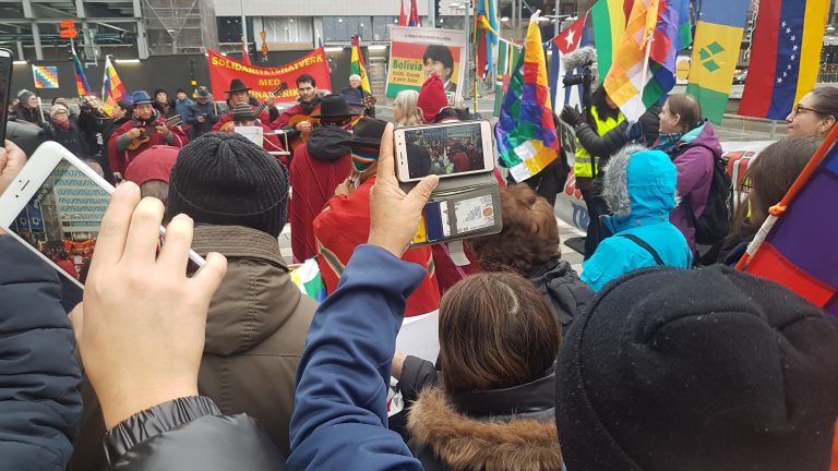 Från den fina manifestationen i Stockholm 16 november: ”POESI och Solidaritet – för folken i Bolivia och Chile”