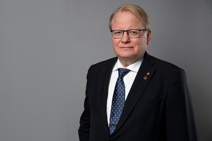 Peter Hultqvist fullföljer sin trilaterala signalpolitik