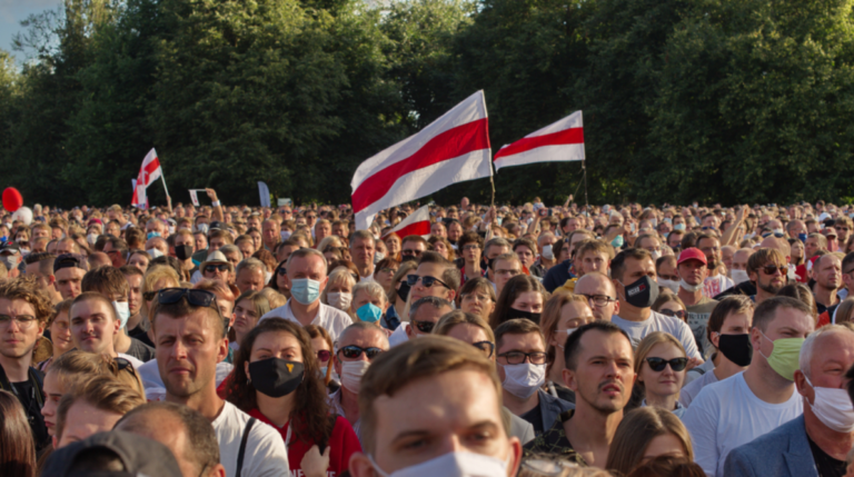 Pågår en färgrevolution i Belarus? Hur vet vi? Är Navalny ”inblandad”?