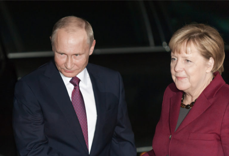 Putin svarar på Merkels bombnedslag