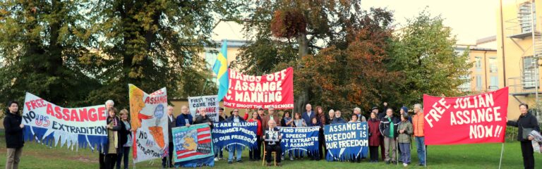 Rapport från Assange-manifestation i torsdags i Stockholm. Hör talen, se alla fina banderoller!