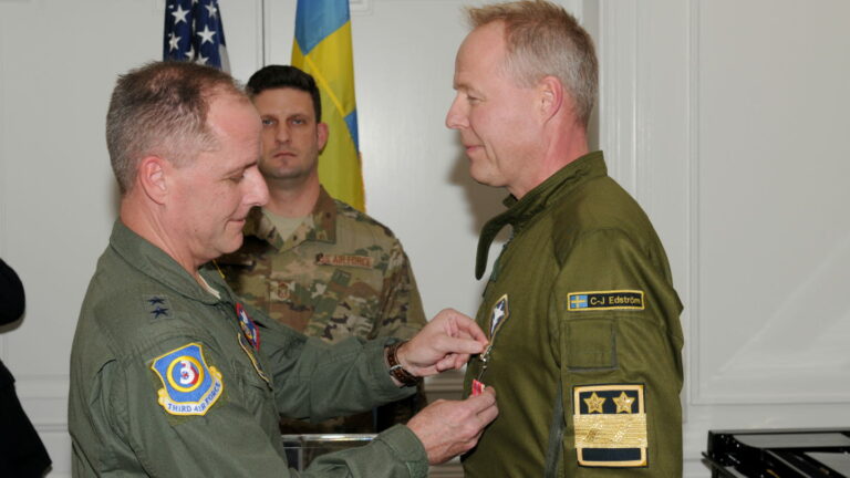 USA:s bombflyg övade åter i Sverige – krigsförberedelse mot Ryssland med hjälp av USA-medaljerad flygvapenchef?