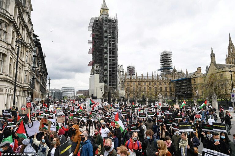 Tusentals pro-palestinska demonstranter tar över gatorna i London. Kolla själv!