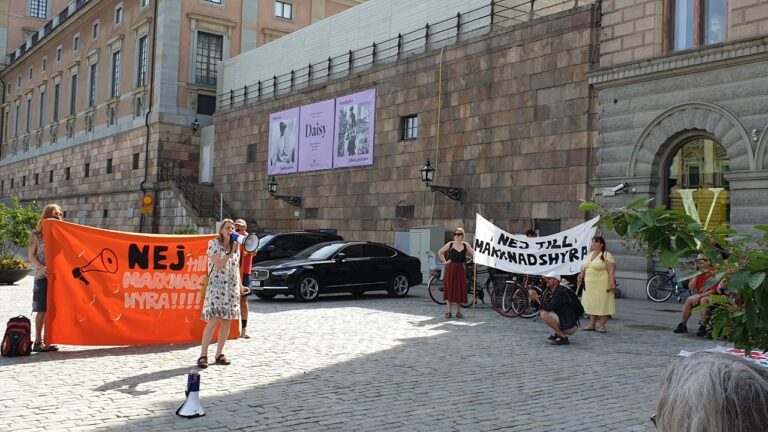 Protester mot marknadshyror i centrala Stockholm nu!