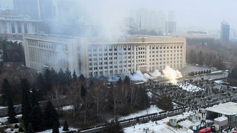 Rapporter om organiserade, våldsamma aggressiva kriminella bland fredliga demonstranter i Kazakstan