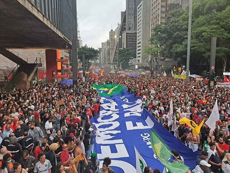 Bolsonaro-anhängare stormar Brasiliens viktigaste regeringsbyggnader i 6 januari-stil försök att avsätta Lula från makten