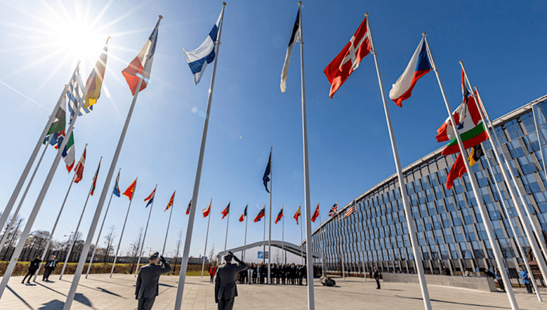 Bevarar Nato frihet – eller orsakar man krig? Sveriges roll. Alexander Mercouris, Alex Christophoros, Cyrus Jansen och andra diskuterar