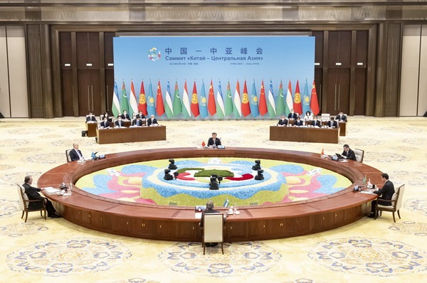 En ”axel av sju” (Kina, Ryssland, Centralasien), som komplement till SCO, Shangahikooperationen