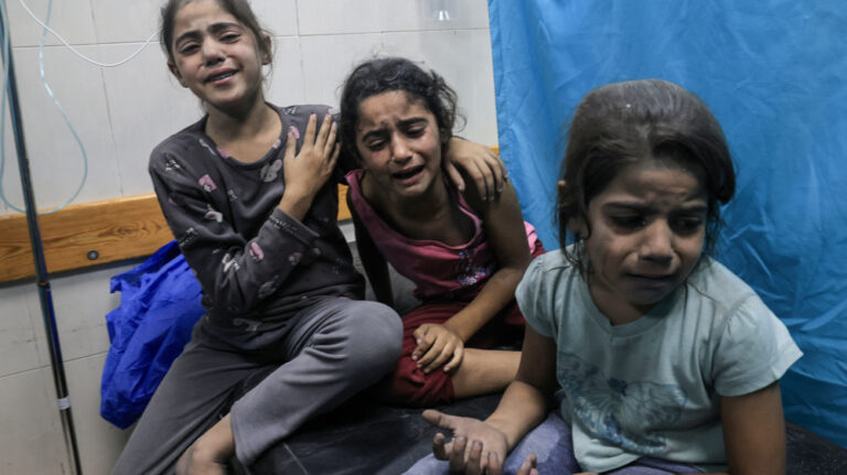 Terroriststaten Israel flygbombar sjukhus i Gaza 800-1000 döda. Vad säger Biden och andra?