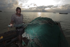 Fisker Jose Ribeiro i færd med at ordne sine net efter dagens fisketur.