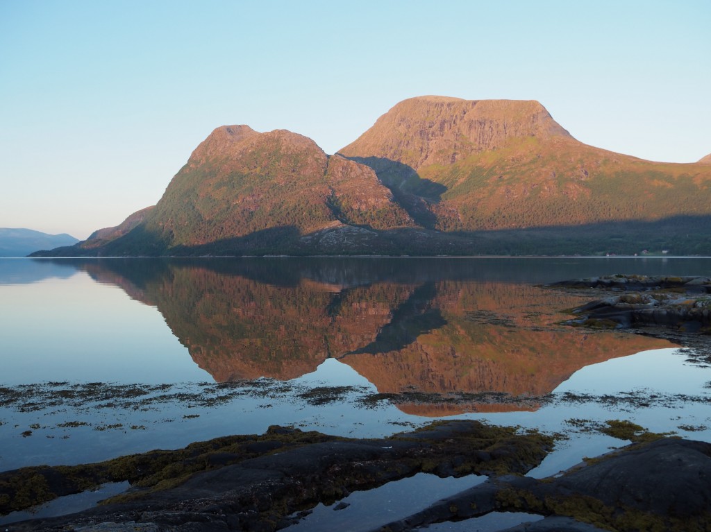 Naboøya Stabblandet bader i morgensol! Den store toppen heter Storøra.