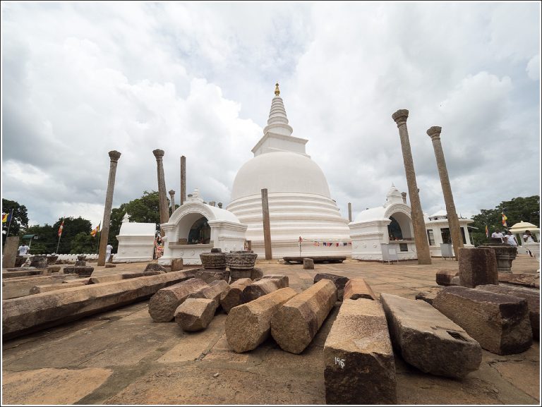 På vandring i tempelbyen Anuradhapura
