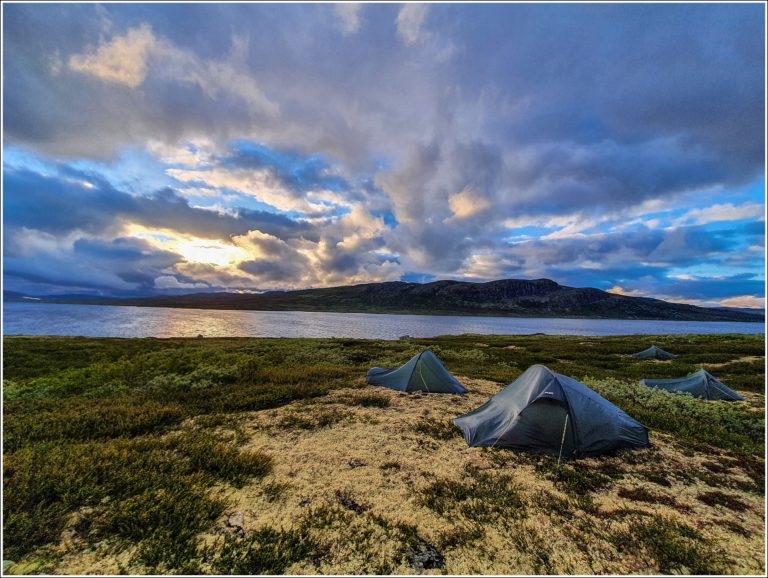 Med sekk, telt og fiskestang på Hardangervidda