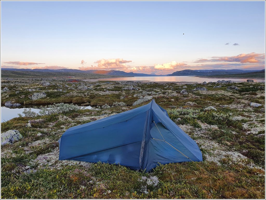 Med sekk, telt og fiskestang på Hardangervidda - GlobetrotterElisa