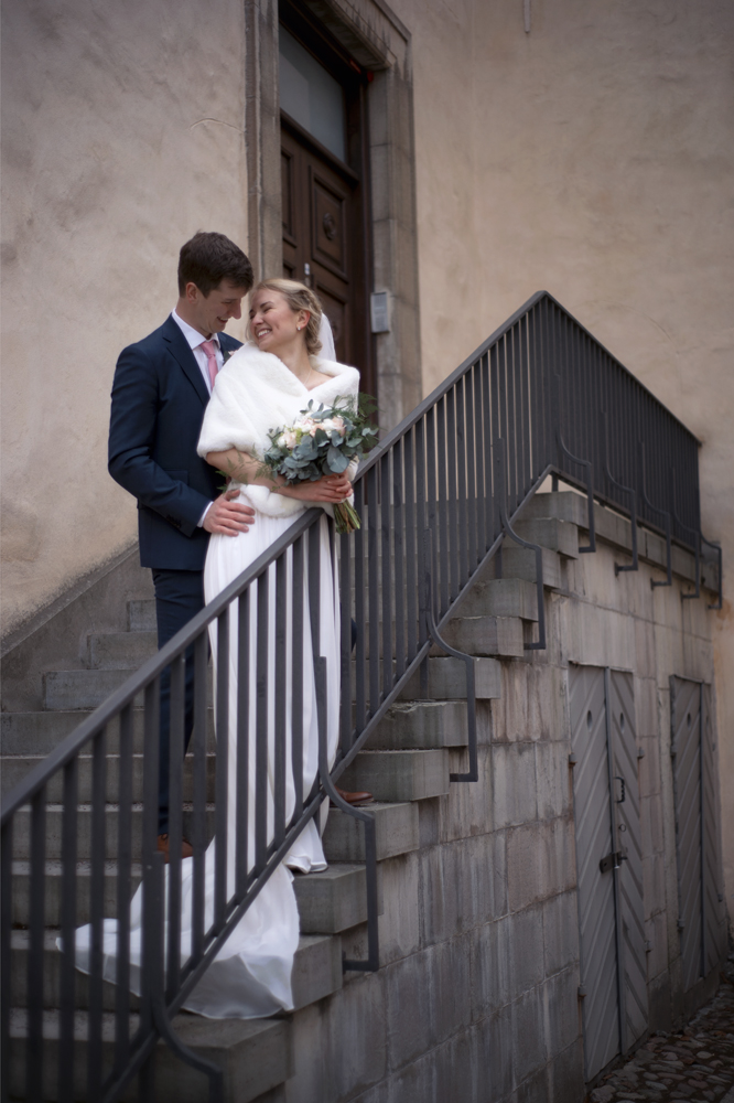 Bröllopsfotografering med bruden och brudgummen innan bröllopet