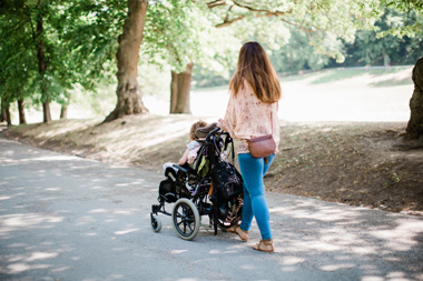 personlig assistent och brukare på promenad