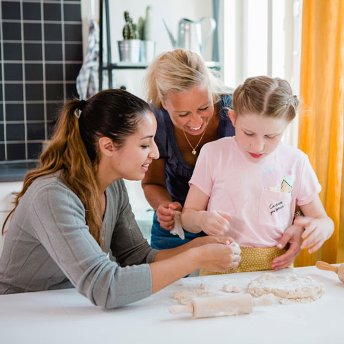 Personlig assistent hjälper barn att baka